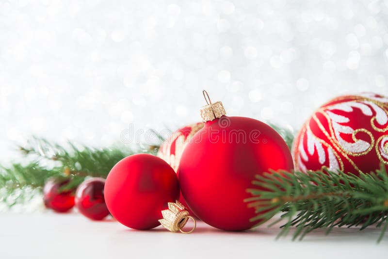 Rewolucjonistka ornamenty i xmas drzewo na błyskotliwość wakacje tle Wesoło kartka bożonarodzeniowa