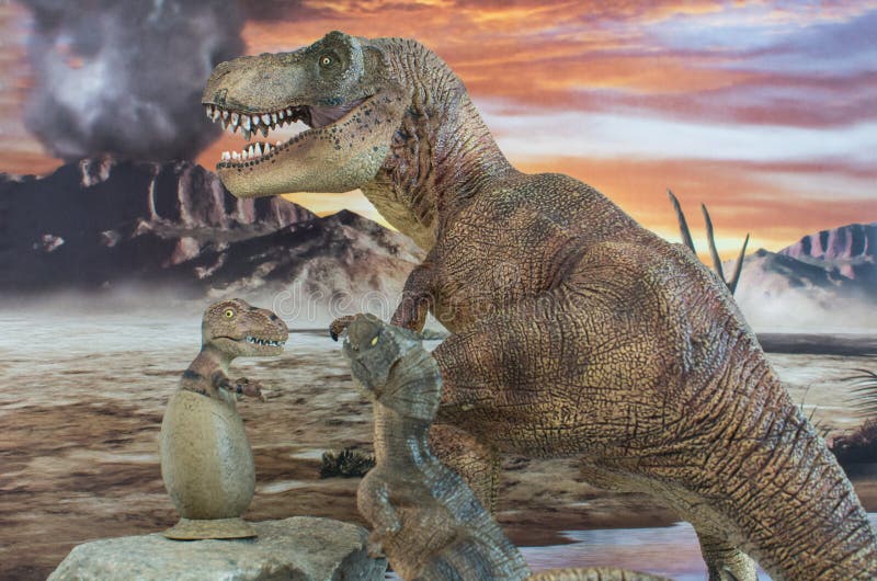 Rex Dulce Del Tiranosaurio Del Beb? En El Huevo Con Poco Rex Del Tiranosaurio Del Hermano Y De La Madre Con El Volc?n En El Fondo Imagen de archivo - Imagen de