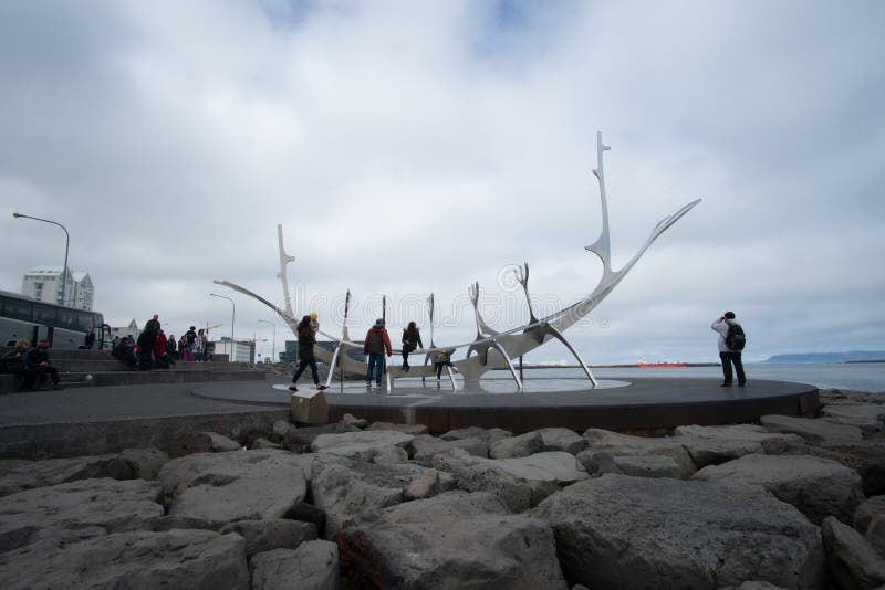 Reykjavik Iceland, Maj, - 31,2018: Niezidentyfikowani ludzie obserwuje słońca Voyager rzeźbią w Reykjavik, Iceland obrazy stock Reykjavik Iceland, Maj, - 31,2018: Niezidentyfikowani ludzie obserwuje słońca Voyager rzeźbią w Reykjavik, Iceland obrazy stock