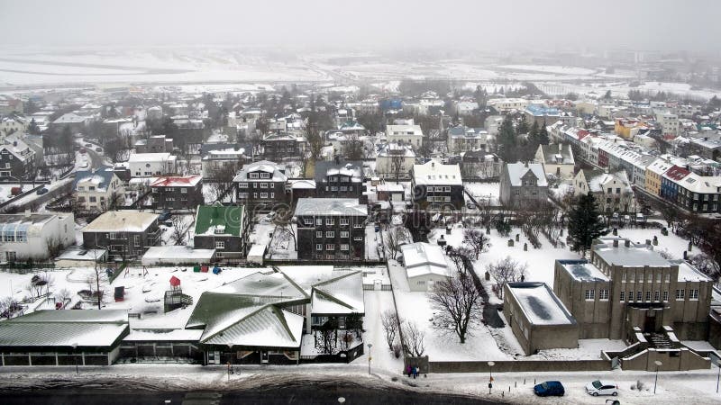 REYKJAVIK/ICELAND - 4 ΦΕΒΡΟΥΑΡΊΟΥ: Άποψη πέρα από το Ρέικιαβικ από Hallgrimsk στοκ φωτογραφία REYKJAVIK/ICELAND - 4 ΦΕΒΡΟΥΑΡΊΟΥ: Άποψη πέρα από το Ρέικιαβικ από Hallgrimsk στοκ φωτογραφία
