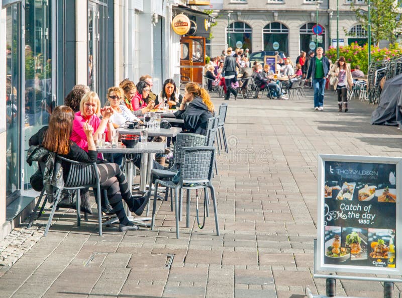 REYKJAVIK, ISLANDE - 11 SEPTEMBRE 2011 : Restaurants de rue le jour ensoleillé d'automne à Reykjavik, Islande images libres de droits REYKJAVIK, ISLANDE - 11 SEPTEMBRE 2011 : Restaurants de rue le jour ensoleillé d'automne à Reykjavik, Islande images libres de droits