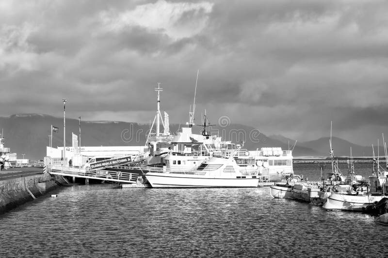 Reykjavik, Islandia - 14 de octubre de 2017: naves atracadas en puerto Viaje por las islas de Marettimo Egadi de la destinación d fotografía de archivo Reykjavik, Islandia - 14 de octubre de 2017: naves atracadas en puerto Viaje por las islas de Marettimo Egadi de la destinación d fotografía de archivo