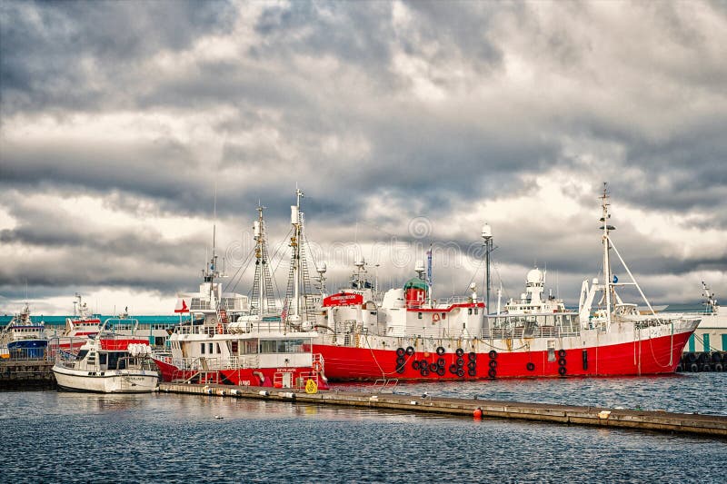 Reykjavik, Islandia - 13 de octubre de 2017: naves en puerto marítimo Buques y barco del mar en puerto en el cielo nublado Transp fotografía de archivo Reykjavik, Islandia - 13 de octubre de 2017: naves en puerto marítimo Buques y barco del mar en puerto en el cielo nublado Transp fotografía de archivo