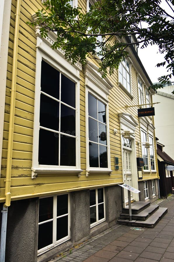 REYKJAVIK, ISLANDIA - 6 DE SEPTIEMBRE DE 2015: De pescados del mercado del restaurante del edificio centro de la ciudad famoso ad fotos de archivo REYKJAVIK, ISLANDIA - 6 DE SEPTIEMBRE DE 2015: De pescados del mercado del restaurante del edificio centro de la ciudad famoso ad fotos de archivo