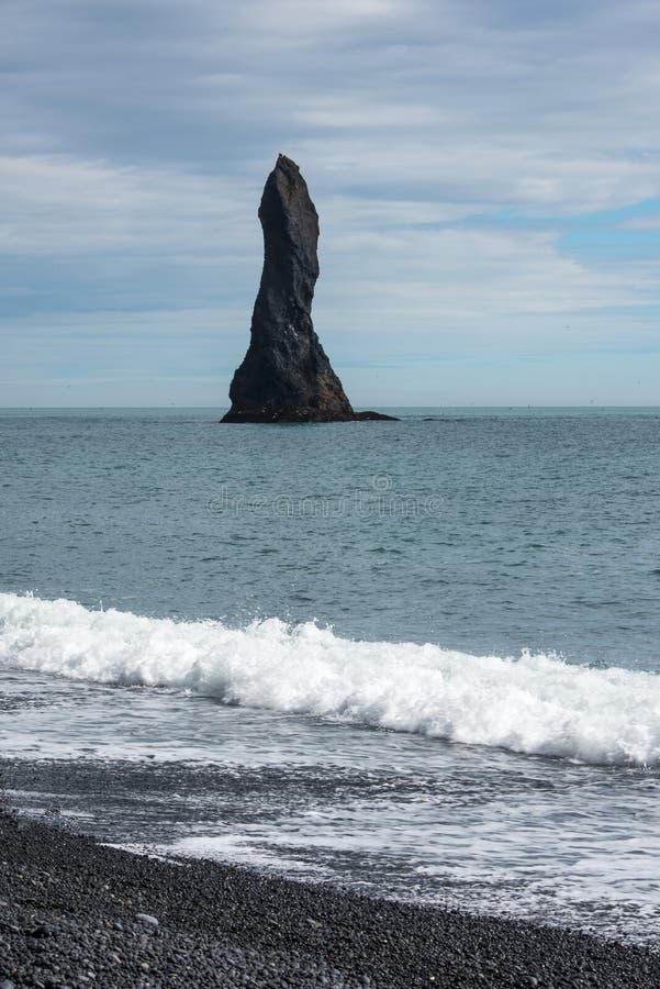 Reynisdrandar, σωρός θάλασσας βασαλτών στοκ φωτογραφία με δικαίωμα ελεύθερης χρήσης Reynisdrandar, σωρός θάλασσας βασαλτών στοκ φωτογραφία με δικαίωμα ελεύθερης χρήσης