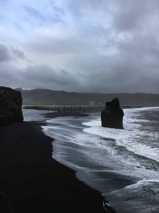 Reynisfjara Czerni piasek plażę na ciemnym markotnym dniu zdjęcia royalty free Reynisfjara Czerni piasek plażę na ciemnym markotnym dniu zdjęcia royalty free