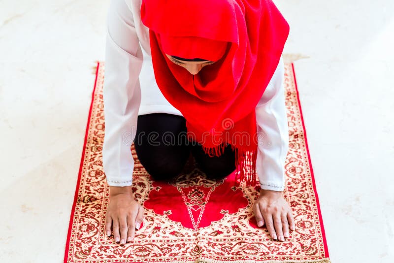 Rezar muçulmano asiático da mulher fotografia de stock Rezar muçulmano asiático da mulher fotografia de stock