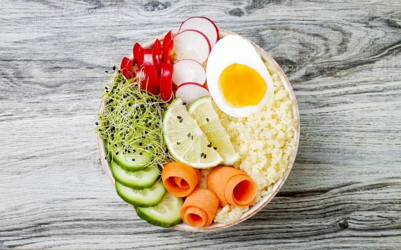 Rețeta Veggies detox buddha bowl cu morcovi ou sprouts cușcucumber ridiche semințe. spațiu pentru copiere plat în vedere de sus stock photography