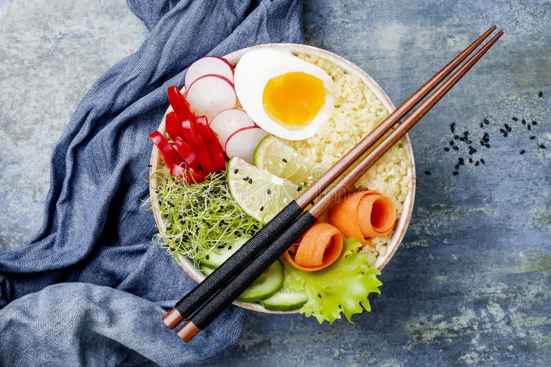 Rețeta Veggies detox buddha bowl cu morcovi ou sprouts cușcucumber ridiche semințe. spațiu pentru copiere plat în vedere de sus royalty free stock image