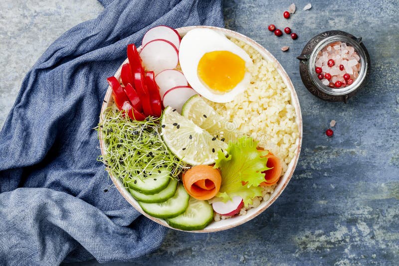Rețeta Veggies detox buddha bowl cu morcovi ou sprouts cușcucumber ridiche semințe. spațiu pentru copiere plat în vedere de sus stock photography