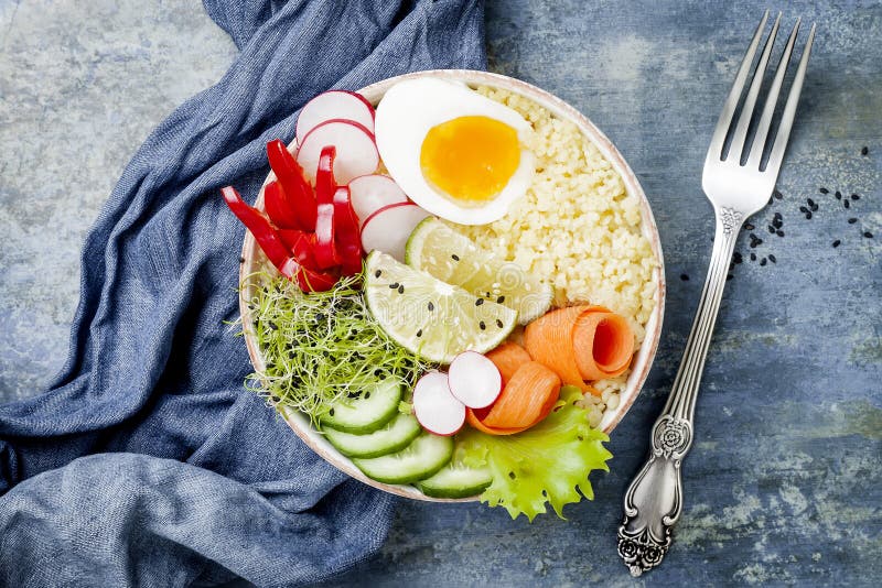 Rețeta Veggies detox buddha bowl cu morcovi ou sprouts cușcucumber ridiche semințe. spațiu pentru copiere plat în vedere de sus stock images