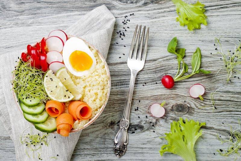 Rețeta Veggies detox buddha bowl cu morcovi ou sprouts cușcucumber ridiche semințe. spațiu pentru copiere plat în vedere de sus stock images