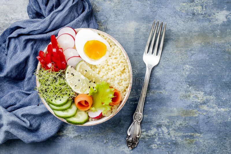 Rețeta Veggies detox buddha bowl cu morcovi ou sprouts cușcucumber ridiche semințe. spațiu pentru copiere plat în vedere de sus royalty free stock photography