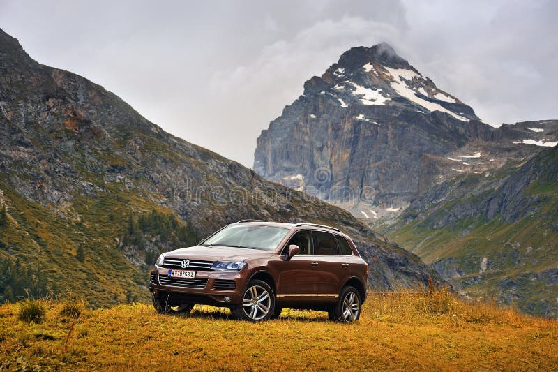 Rhemes Notre Dame, dAosta de Valle, Italia - 25 de julio de 2016: Volkswagen Touareg fotos de archivo Rhemes Notre Dame, dAosta de Valle, Italia - 25 de julio de 2016: Volkswagen Touareg fotos de archivo