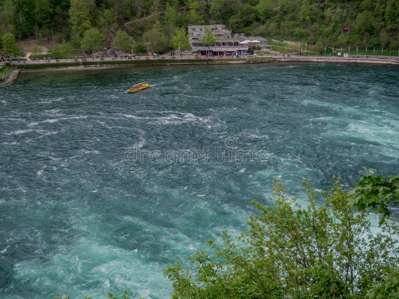 Rhine Falls во времени весны Швейцарии предыдущем стоковое изображение Rhine Falls во времени весны Швейцарии предыдущем стоковое изображение