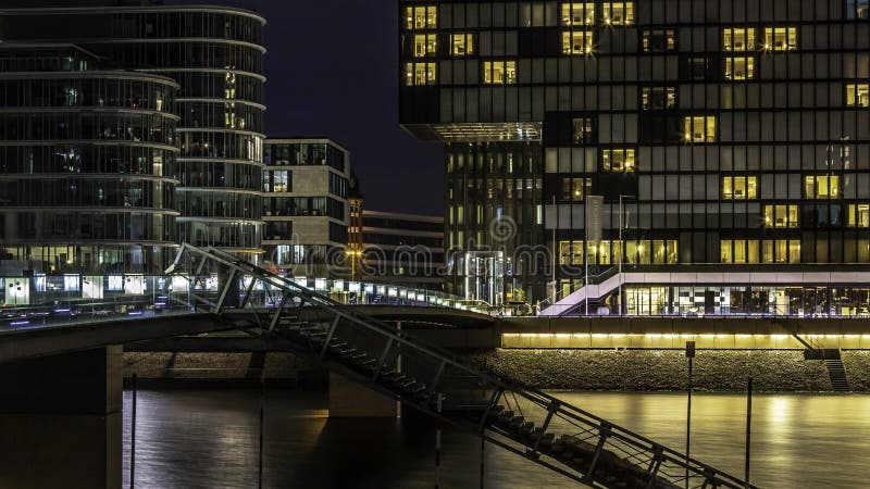Rhine River media harbor promenade in dusseldorf niemcy długie ekspozycje nocne widok budynki architektura podróżuje po świecie fotografia stock