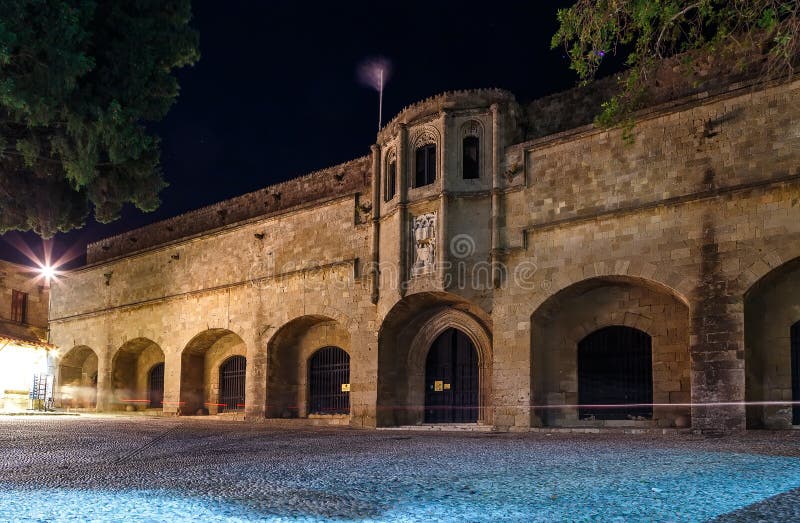 Rhodos - de middeleeuwse bouw van het Ziekenhuis de Ridders Momenteel Archeologische museumnacht stock afbeeldingen Rhodos - de middeleeuwse bouw van het Ziekenhuis de Ridders Momenteel Archeologische museumnacht stock afbeeldingen