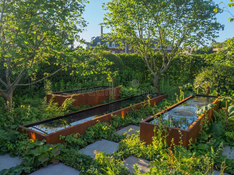 RHS Chelsea Flower Show 2017 Zoe Ball Listening Garden in cui la musica sta giocando sotto la terra immagine stock libera da diritti RHS Chelsea Flower Show 2017 Zoe Ball Listening Garden in cui la musica sta giocando sotto la terra immagine stock libera da diritti