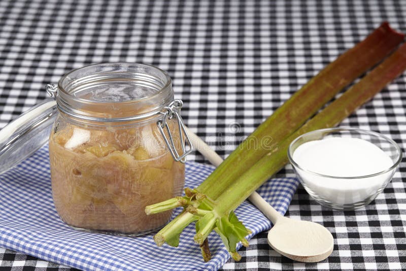 Rhubarbe - cuisson de compote photographie stock libre de droits Rhubarbe - cuisson de compote photographie stock libre de droits