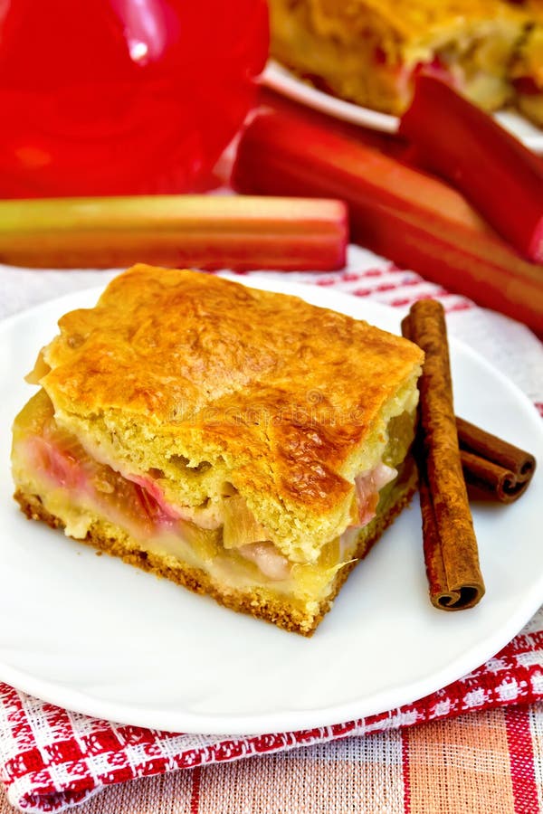 Rhubarbe de tarte sur la serviette images stock Rhubarbe de tarte sur la serviette images stock
