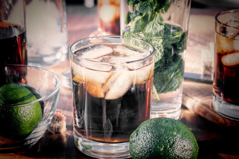 Rhum avec de la glace, Balance du Cuba, alcool, glace, verre, boisson, rhum, photo libre de droits Rhum avec de la glace, Balance du Cuba, alcool, glace, verre, boisson, rhum, photo libre de droits
