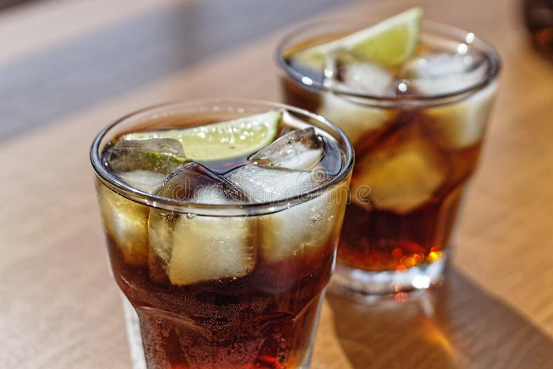 Rhum, kola, Cuba Libre, alcool, glace, rhum, verre, cocktail, rafraîchissement, chaux, Cuba photo stock Rhum, kola, Cuba Libre, alcool, glace, rhum, verre, cocktail, rafraîchissement, chaux, Cuba photo stock