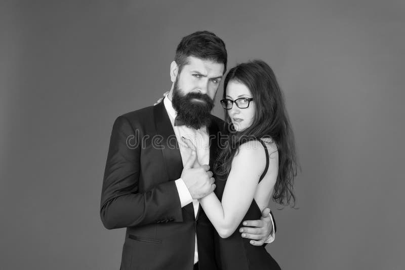 Rhythme Du Coeur Dansons Ce Soir Elegant Couple Amoureux Tendre Calin Dansant Sur Fond Rouge Joyeux Ensemble Homme Photo Stock Image Du Robe Fille