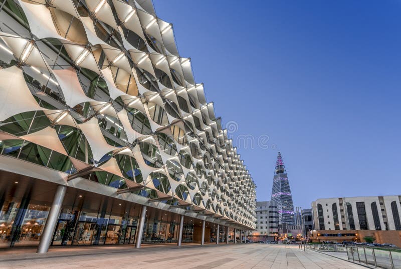 Riad, la Arabia Saudita - 18 de octubre de 2018: Opini?n de Perpective de la fachada de rey Fahad National Library hacia Al Faisa