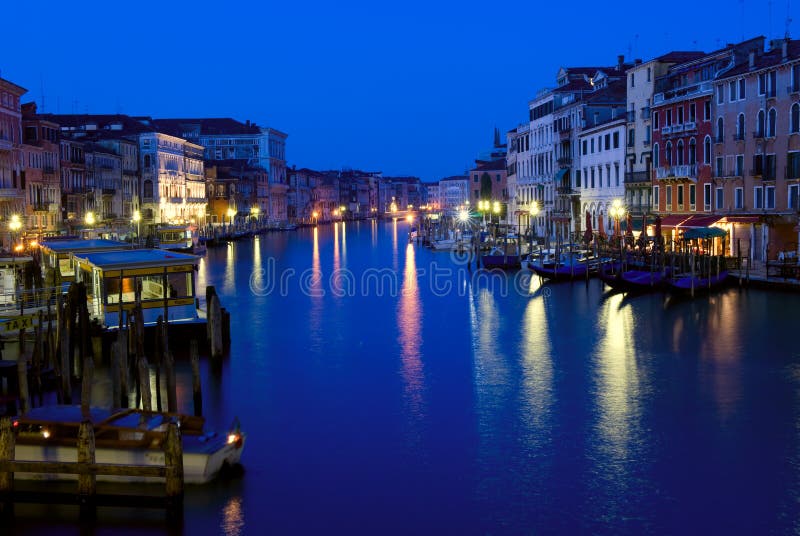 Il Ponte di Rialto, o il Ponte di Rialto è uno dei quattro ponti che abbracciano il Canal grande a Venezia, Italia.