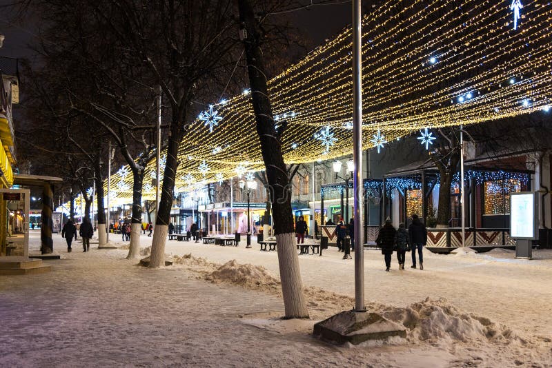 Riazan, Russie - 20 janvier 2018 : La rue de Pochtovaya de piéton nouvelle le soir d'année et de Noël allument la décoration image stock Riazan, Russie - 20 janvier 2018 : La rue de Pochtovaya de piéton nouvelle le soir d'année et de Noël allument la décoration image stock