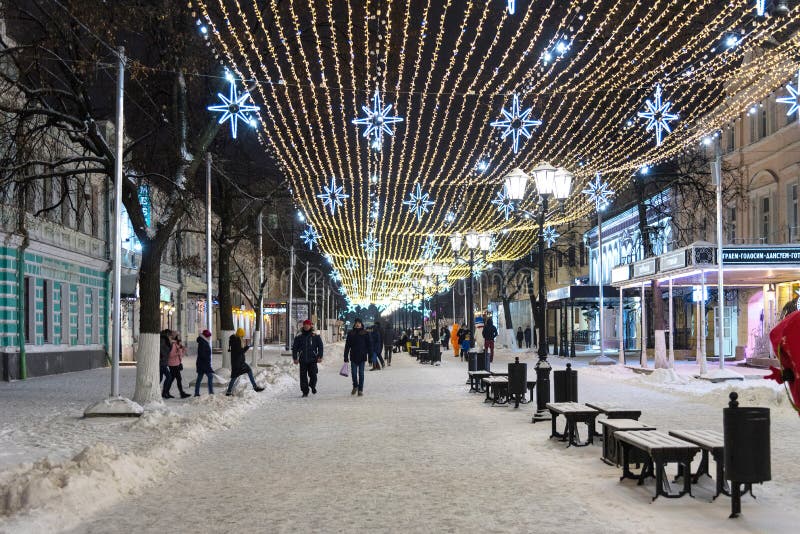 Riazan, Russie - 20 janvier 2018 : La rue de Pochtovaya de piéton nouvelle le soir d'année et de Noël allument la décoration image stock Riazan, Russie - 20 janvier 2018 : La rue de Pochtovaya de piéton nouvelle le soir d'année et de Noël allument la décoration image stock