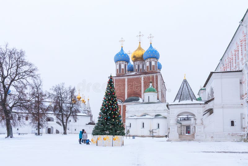 Riazan, Russie - 20 janvier 2018 : Vue panoramique d'hiver de Riazan Kremlin, Riazan, Russie photo libre de droits Riazan, Russie - 20 janvier 2018 : Vue panoramique d'hiver de Riazan Kremlin, Riazan, Russie photo libre de droits