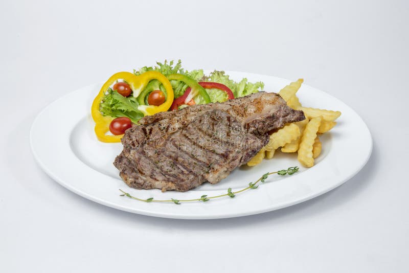 Rib Eye Steak serviu com salada fresca e o francês fritados fotos de stock Rib Eye Steak serviu com salada fresca e o francês fritados fotos de stock