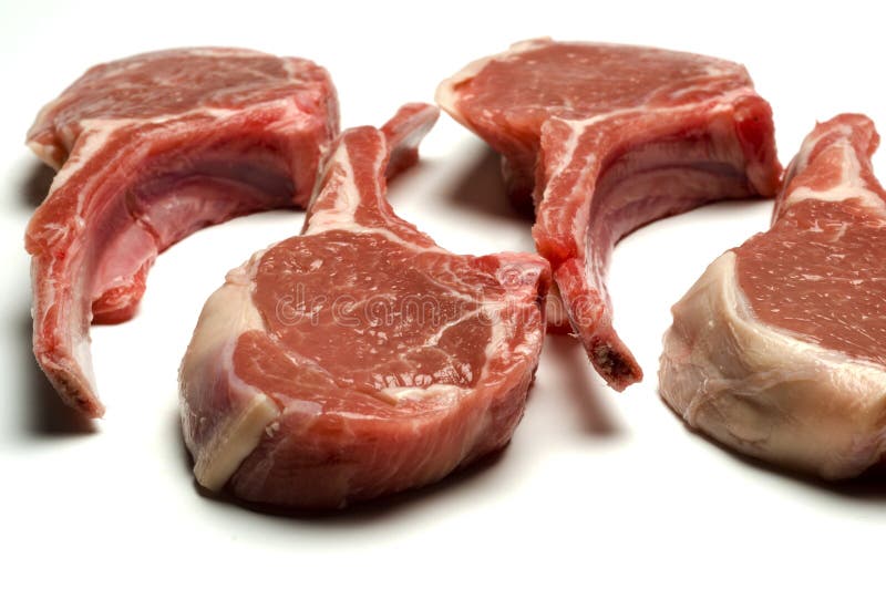 Raw lamb chops with fresh mint – License Images – 13200577 ❘ StockFood