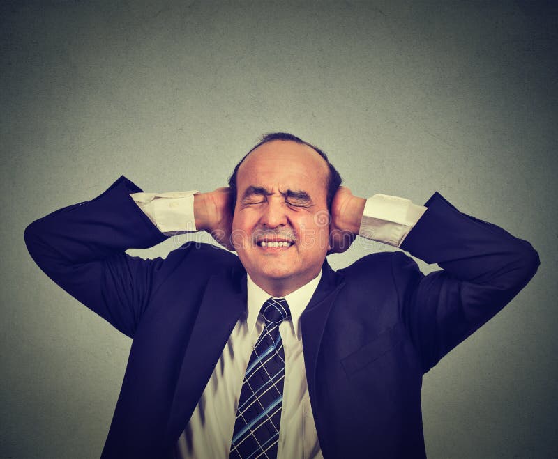 Ribaltamento sollecitato dell'uomo frustrato fotografia stock libera da diritti Ribaltamento sollecitato dell'uomo frustrato fotografia stock libera da diritti