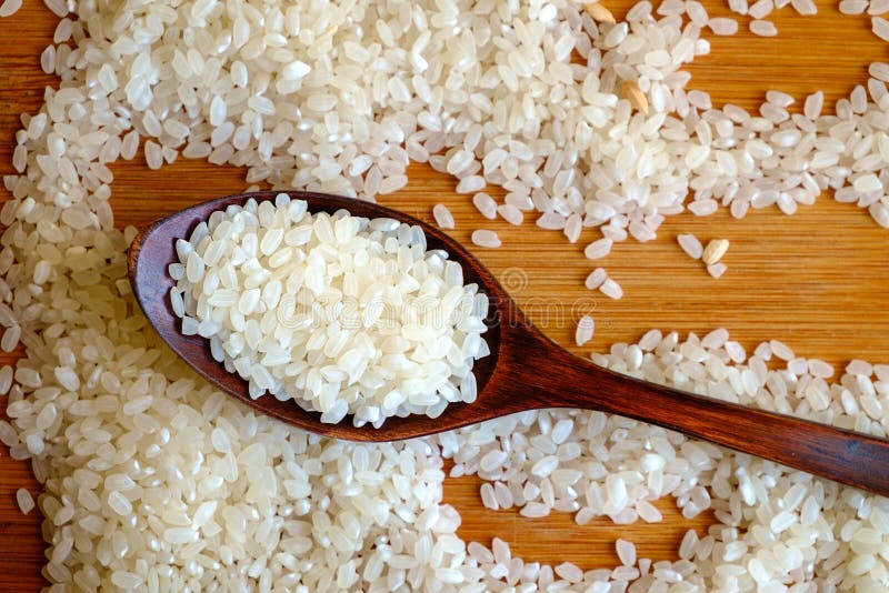 Rice adra w ciemnej drewnianej łyżce fotografia stock Rice adra w ciemnej drewnianej łyżce fotografia stock