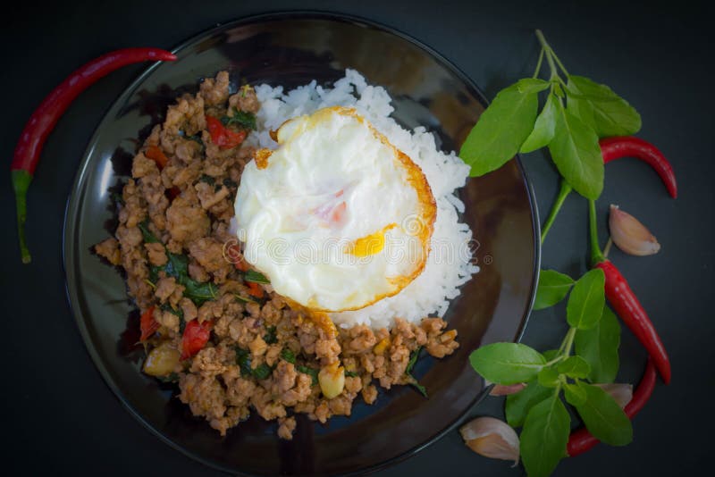 Rice nakrywał z smażącym minced basilem z Smażącym jajkiem i wieprzowiną obrazy royalty free