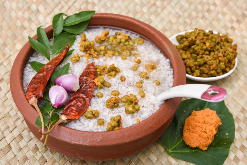 https://thumbs.dreamstime.com/b/rice-porridge-kanji-gruel-clay-pot-palm-mat-background-kerala-south-india-congee-soup-green-gram-curry-chammanthi-ayurveda-diet-201041962.jpg