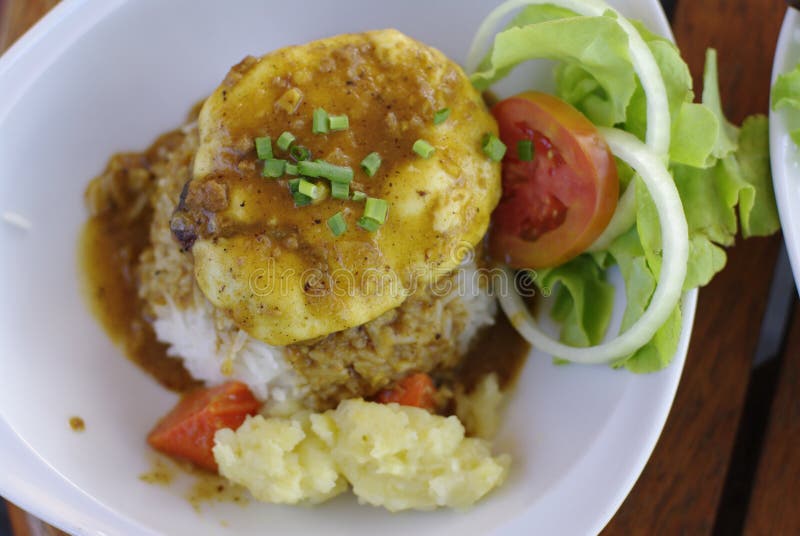 Rice z Hamburg serową polewą z currym zdjęcie stock Rice z Hamburg serową polewą z currym zdjęcie stock