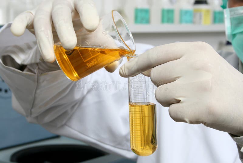 Ricerca chimica del laboratorio immagine stock libera da diritti Ricerca chimica del laboratorio immagine stock libera da diritti