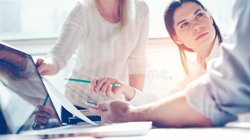 Ricerca del prodotto Gruppo di vendita sul lavoro Ufficio del sottotetto Computer portatile e lavoro di ufficio fotografie stock libere da diritti Ricerca del prodotto Gruppo di vendita sul lavoro Ufficio del sottotetto Computer portatile e lavoro di ufficio fotografie stock libere da diritti