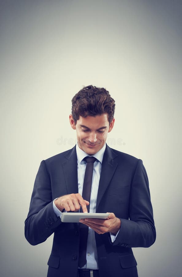 Ricerca di tablet e business man scorrazzano in studio isolato sullo sfondo grigio per la comunicazione. digitale immagini stock libere da diritti