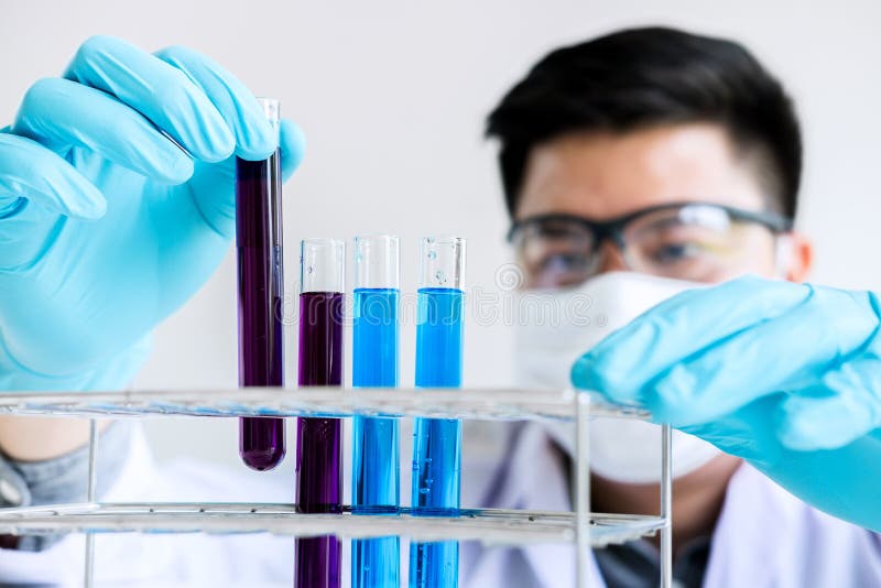 Ricerca, scienziato o medico del laboratorio di biochimica in laboratorio co fotografia stock libera da diritti Ricerca, scienziato o medico del laboratorio di biochimica in laboratorio co fotografia stock libera da diritti