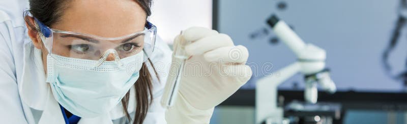 Ricercatore femminile della donna With Test Tube nel panorama del laboratorio fotografia stock