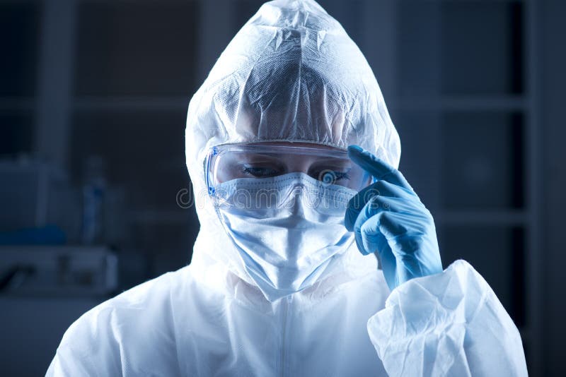 Ricercatore nel vestito del hazmat fotografia stock libera da diritti Ricercatore nel vestito del hazmat fotografia stock libera da diritti