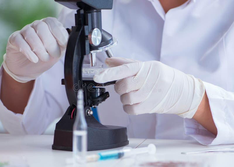 Ricercatrice di scienze femmine che conduce un esperimento in un labora fotografia stock libera da diritti
