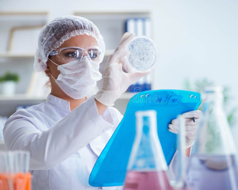 Ricercatrice di scienze femmine che conduce un esperimento in un labora fotografie stock