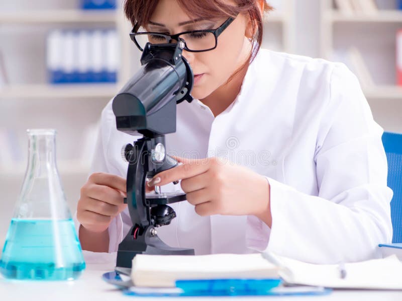 Ricercatrice di scienze femmine che conduce un esperimento in un labora fotografia stock libera da diritti