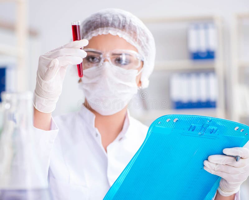 Ricercatrice di scienze femmine che conduce un esperimento in un labora fotografie stock