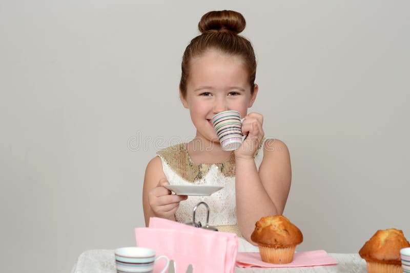 Ricevimento pomeridiano felice della bambina fotografia stock Ricevimento pomeridiano felice della bambina fotografia stock